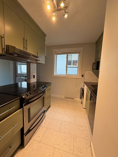 Calgary 2 bedrooms Condo Unit for rent. Property photo: 744921-2