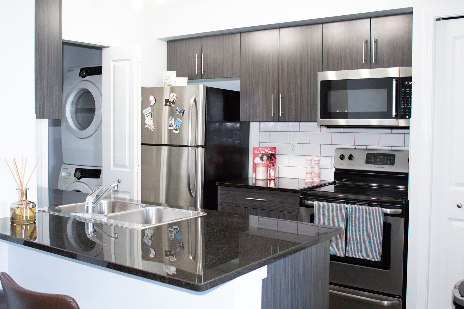 Calgary 2 bedrooms Condo Unit for rent. Property photo: 744937-1