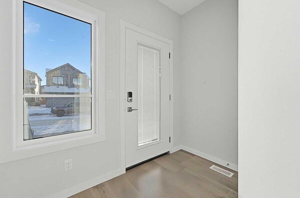 Calgary 4 bedrooms House for rent. Property photo: 744944-2