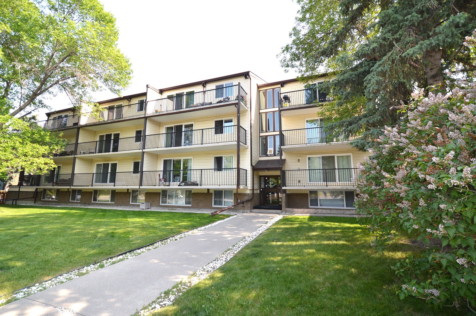 Calgary 2 bedrooms Condo Unit for rent. Property photo: 745005-1