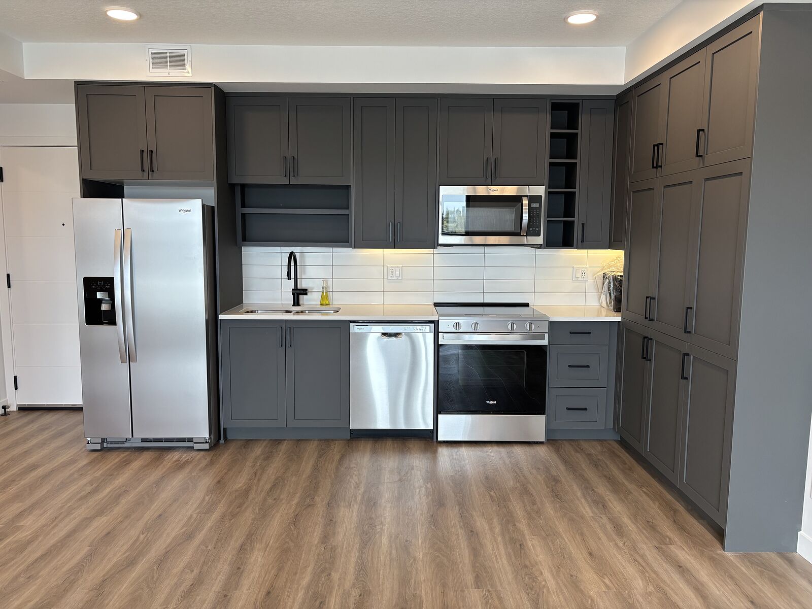 Calgary 1 bedroom Condo Unit for rent. Property photo: 745088-1