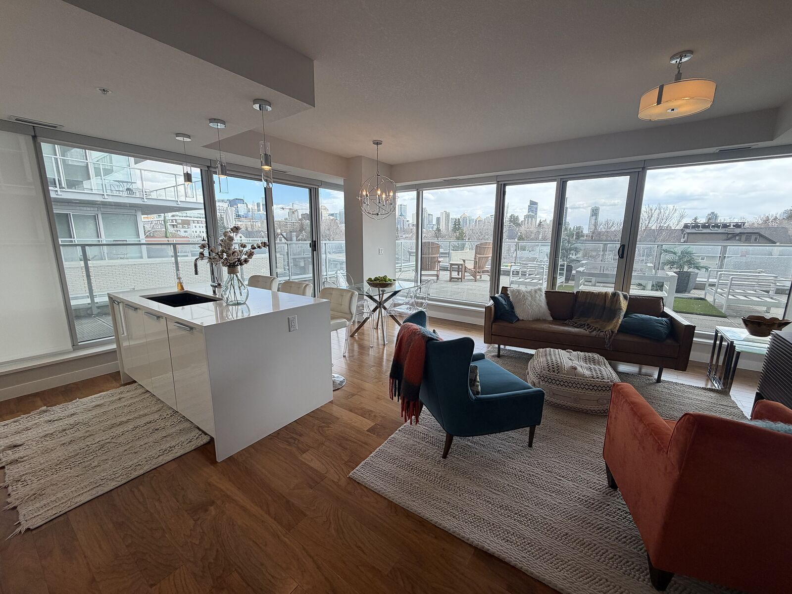 Calgary 2 bedrooms Condo Unit for rent. Property photo: 745218-1