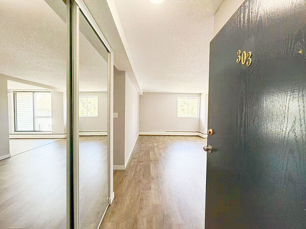 Edmonton 2 bedrooms Condo Unit for rent. Property photo: 745570-2