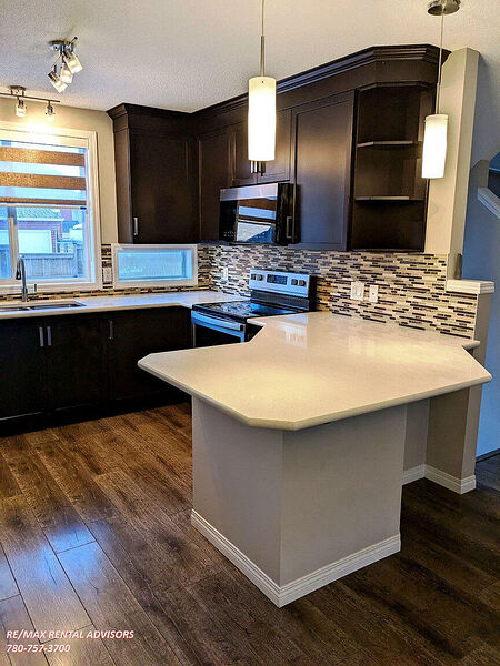 Calgary 5 bedrooms House for rent. Property photo: 745614-2