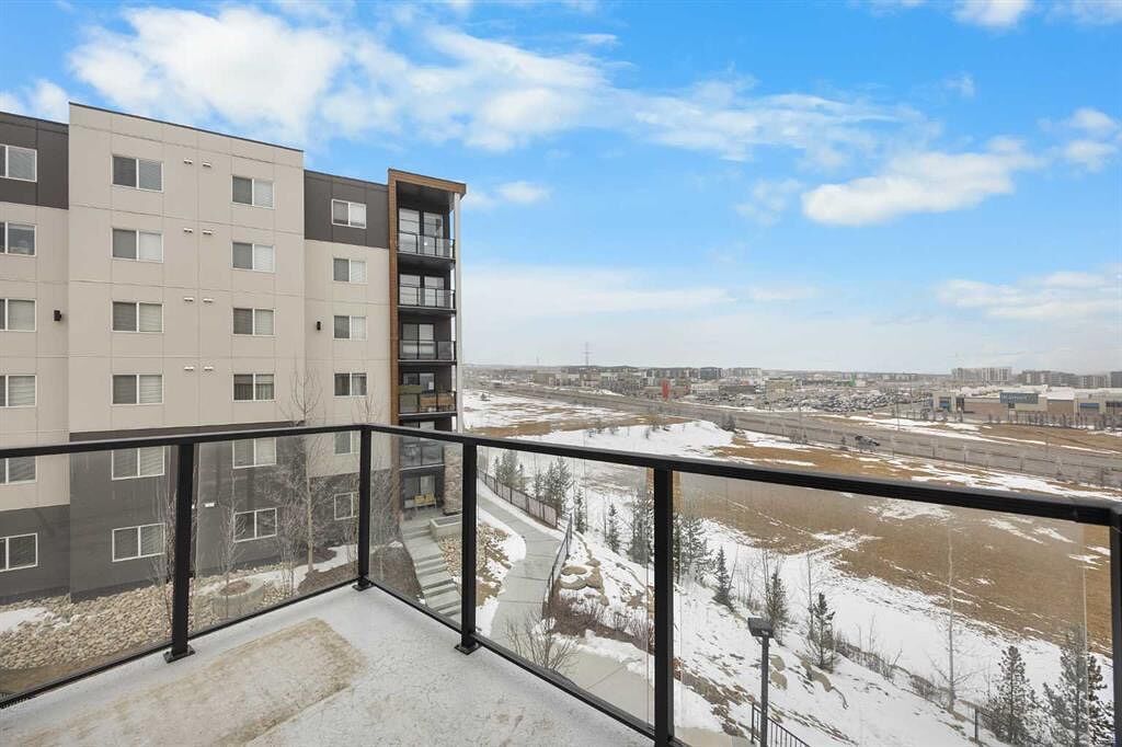 Calgary 2 + Den bedrooms Condo Unit for rent. Property photo: 745850-1