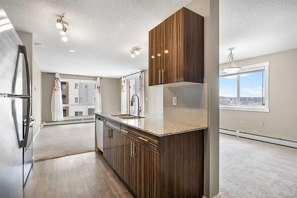 Calgary 2 + Den bedrooms Condo Unit for rent. Property photo: 745850-3