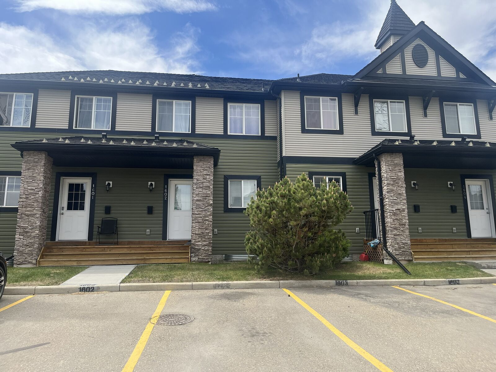 Airdrie 3 bedrooms Townhouse for rent. Property photo: 745944-1