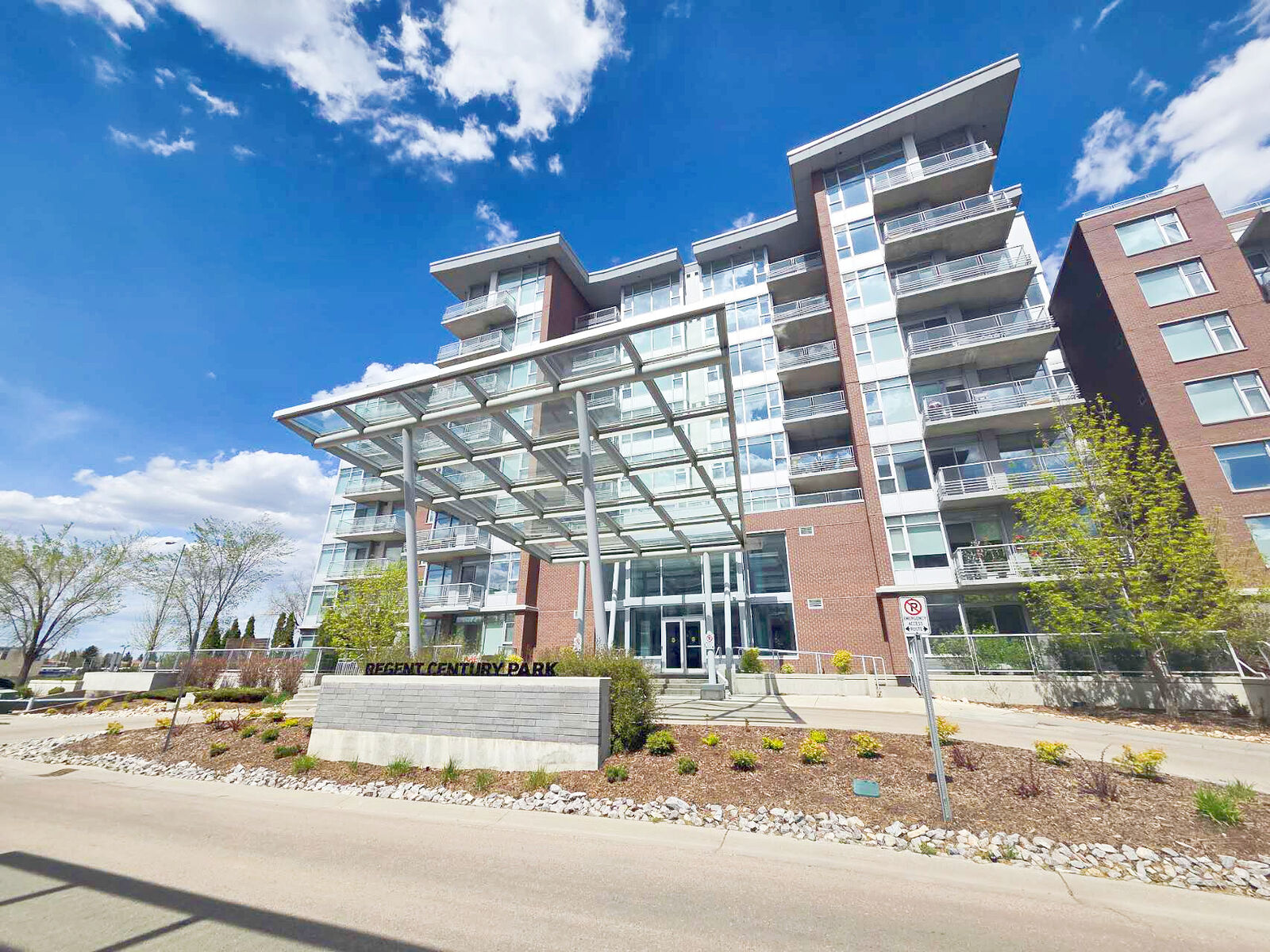 Edmonton 2 bedrooms Condo Unit for rent. Property photo: 745948-1
