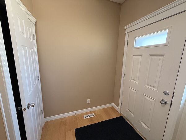 Calgary 3 bedrooms House for rent. Property photo: 746002-2