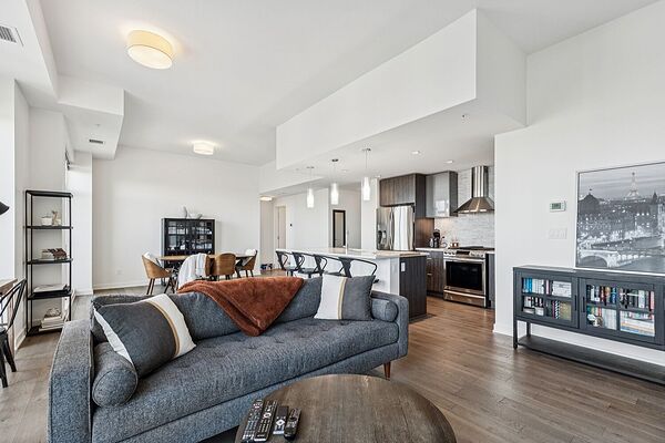 Calgary 2 bedrooms Condo Unit for rent. Property photo: 746068-2