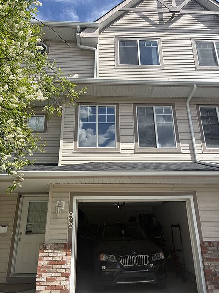 Calgary 3 bedrooms Townhouse for rent. Property photo: 746148-2