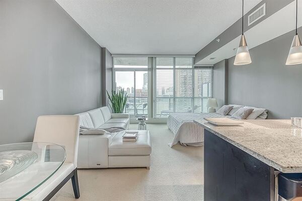 Calgary studio Condo Unit for rent. Property photo: 746223-3