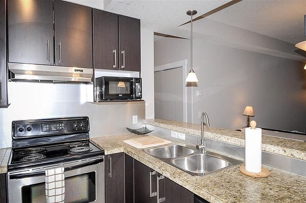 Calgary studio Condo Unit for rent. Property photo: 746325-3