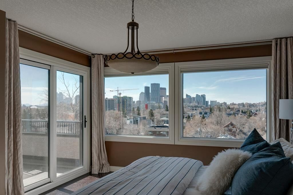 Calgary 4 + Den bedrooms Duplex for rent. Property photo: 746381-1