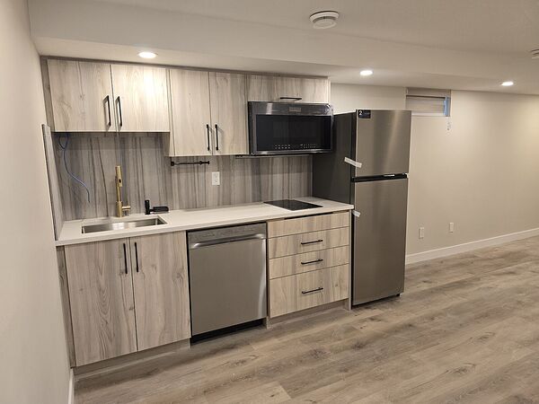 Calgary studio Basement for rent. Property photo: 746402-2