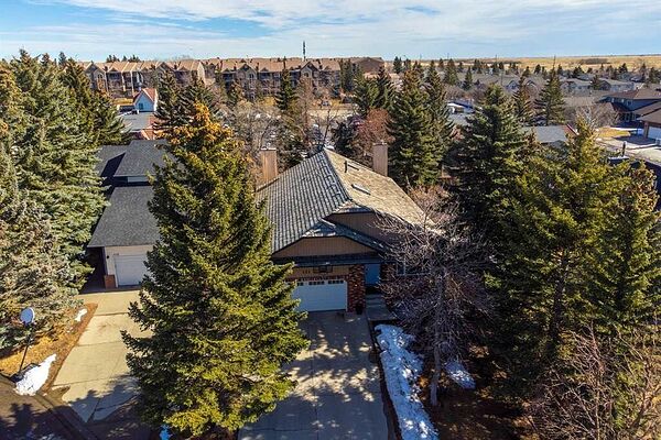 Calgary 6 bedrooms House for rent. Property photo: 746458-2