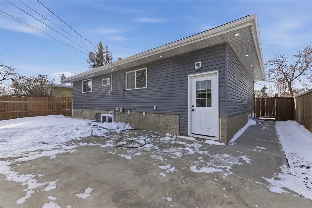 Calgary 2 bedrooms Basement for rent. Property photo: 746494-1