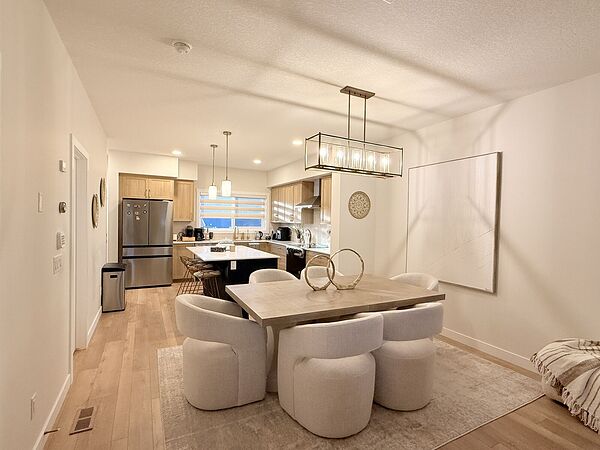 Calgary 3 bedrooms Duplex for rent. Property photo: 746531-2