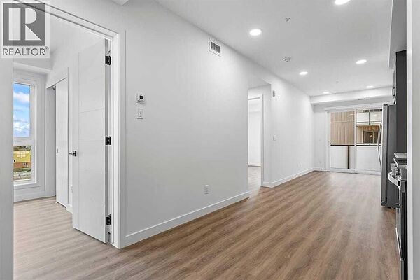 Calgary 2 + Den bedrooms Condo Unit for rent. Property photo: 746607-3