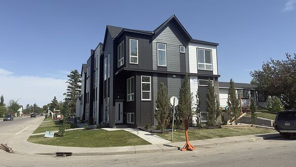 Calgary 3 bedrooms Townhouse for rent. Property photo: 746639-2