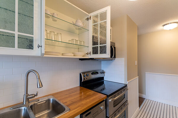 Edmonton 1 + Den bedrooms Condo Unit for rent. Property photo: 746648-3