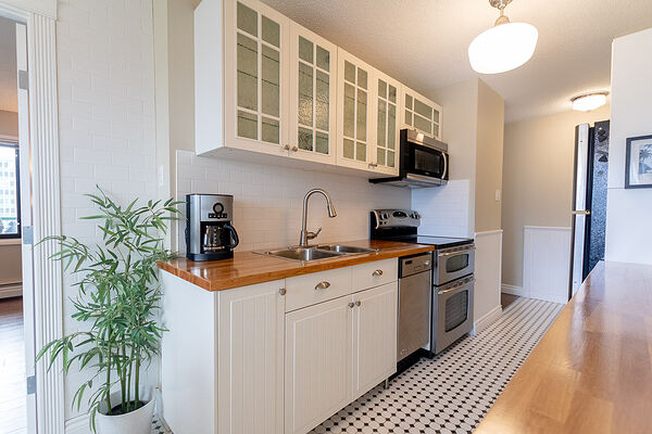 Edmonton 1 + Den bedrooms Condo Unit for rent. Property photo: 746648-2