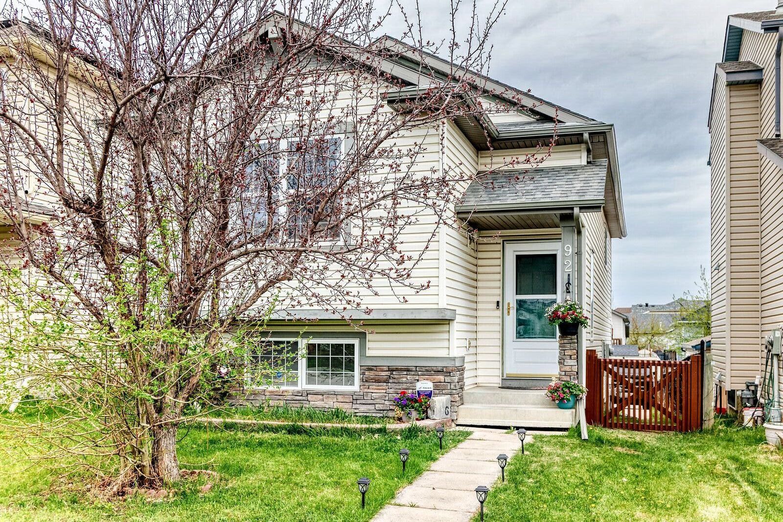 Calgary 2 bedrooms Main Floor for rent. Property photo: 746683-1