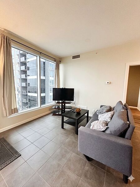 Calgary 2 bedrooms Condo Unit for rent. Property photo: 746911-2