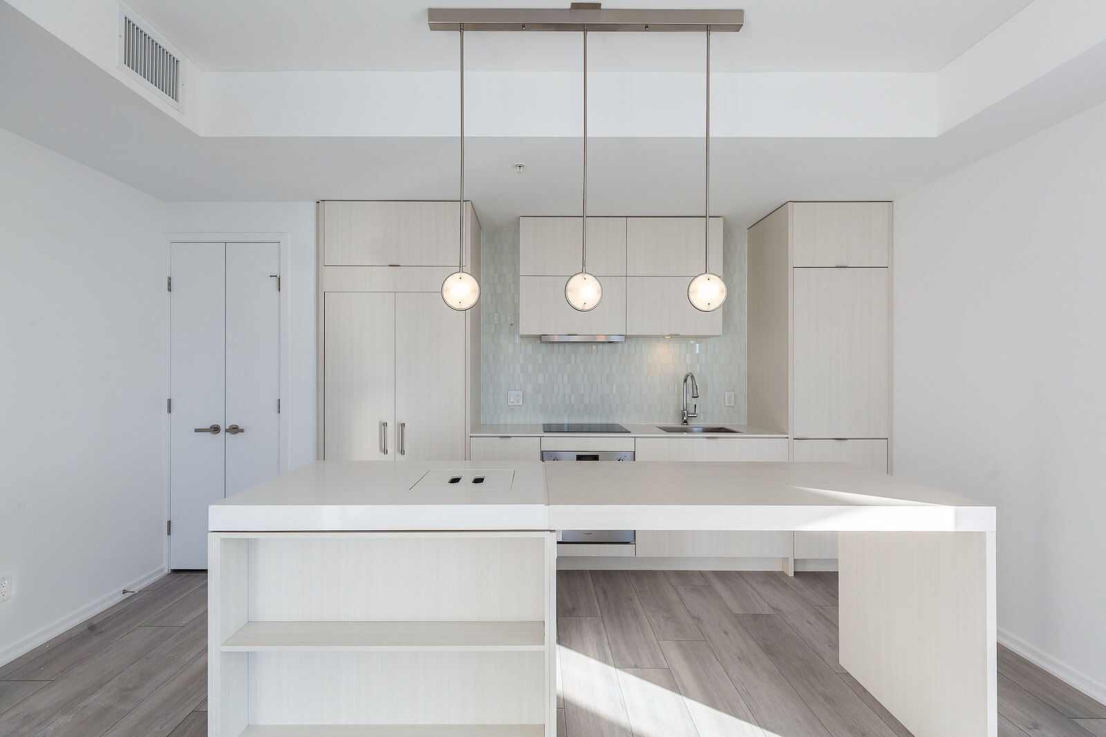 Calgary 2 bedrooms Condo Unit for rent. Property photo: 746950-1