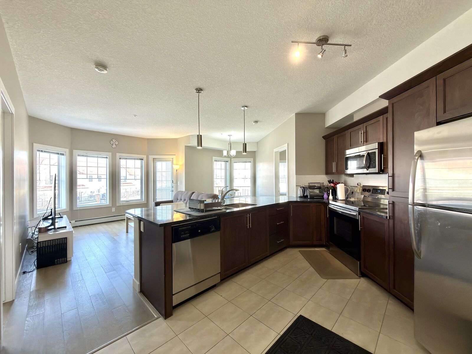 Calgary 2 bedrooms Condo Unit for rent. Property photo: 746996-1