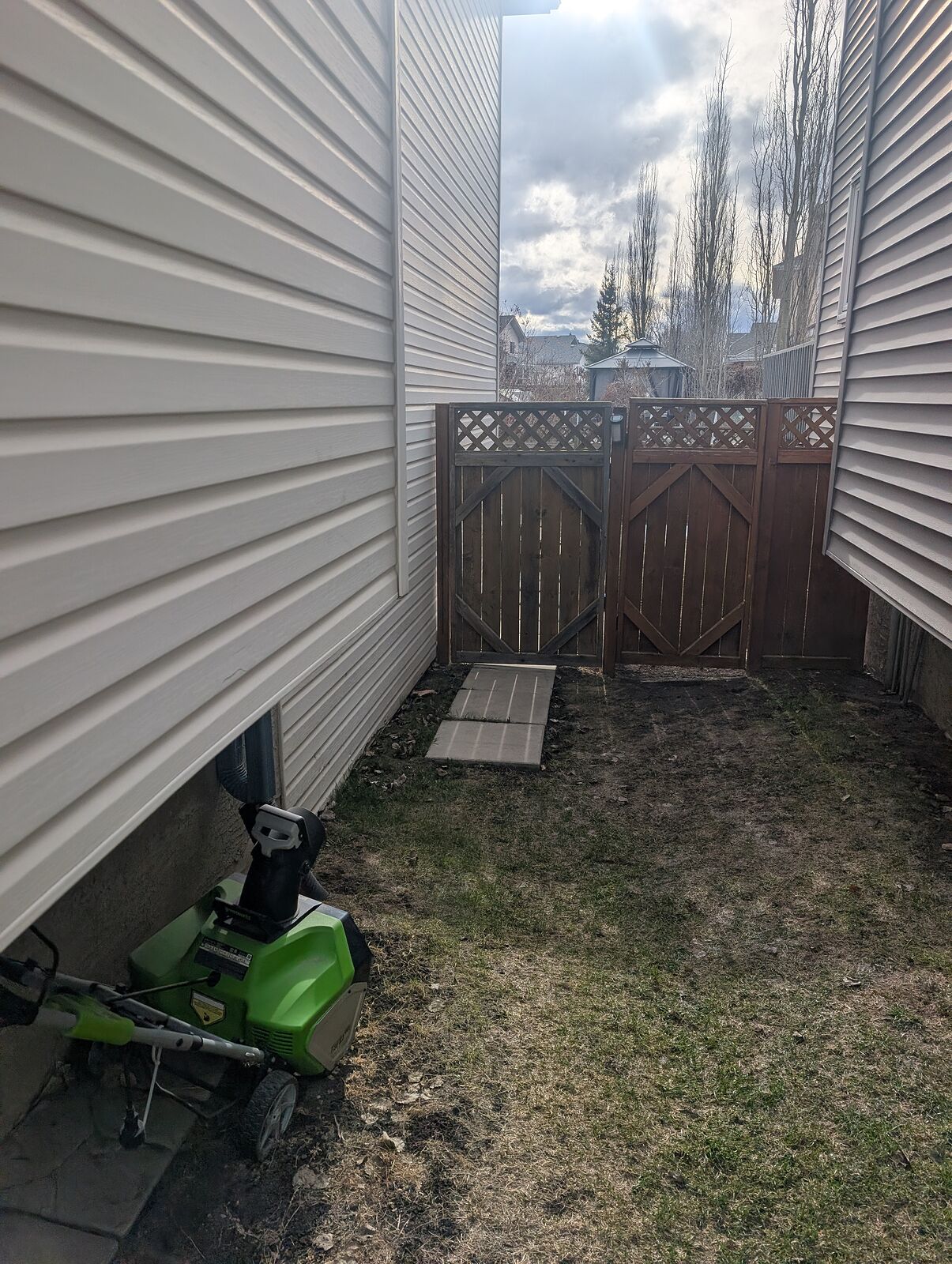 Calgary 2 bedrooms House for rent. Property photo: 747001-1