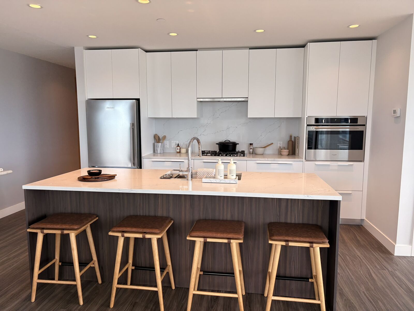 Calgary 2 bedrooms Condo Unit for rent. Property photo: 747086-1