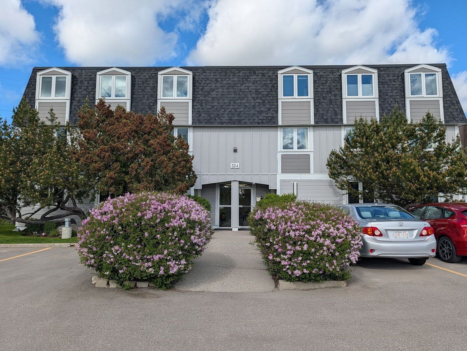 Calgary 3 bedrooms Condo Unit for rent. Property photo: 747117-1