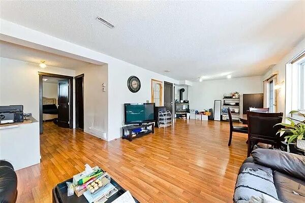 Calgary 2 bedrooms Basement for rent. Property photo: 747119-3