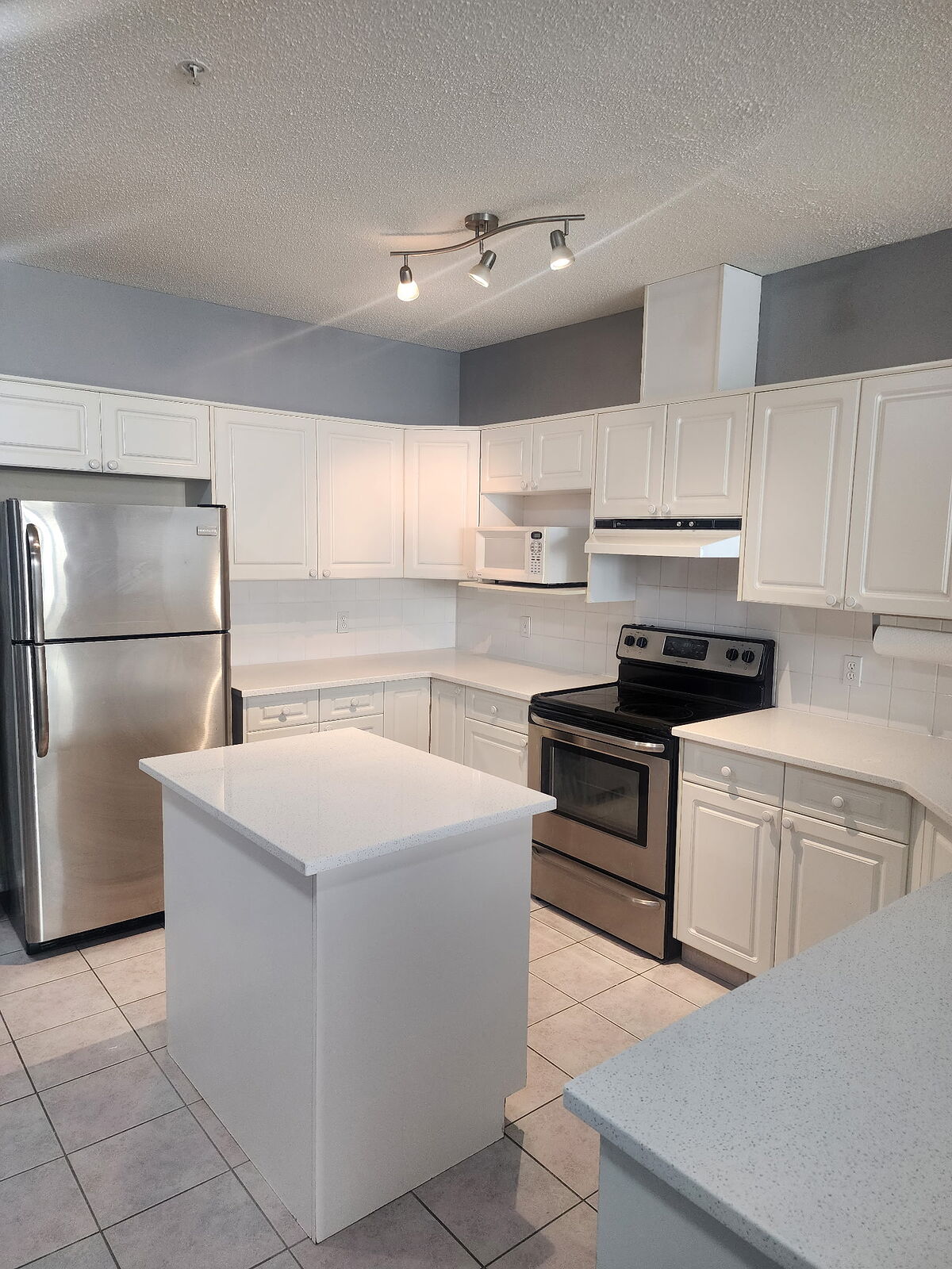Calgary 2 bedrooms Condo Unit for rent. Property photo: 747138-1
