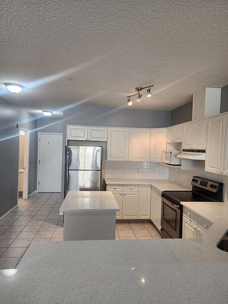 Calgary 2 bedrooms Condo Unit for rent. Property photo: 747138-2