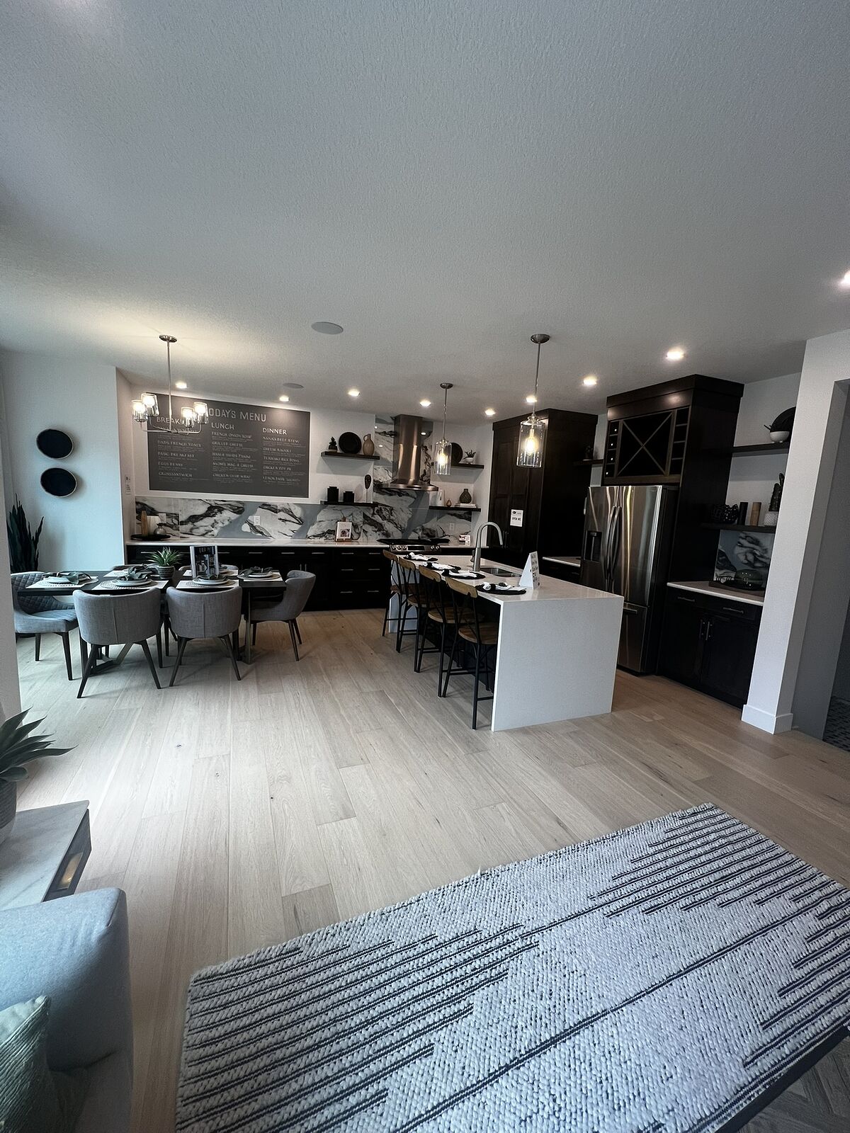 Calgary 4 bedrooms House for rent. Property photo: 747353-1