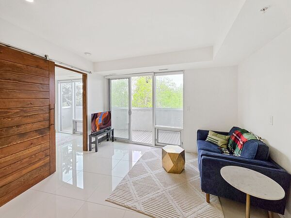 Calgary 2 bedrooms Condo Unit for rent. Property photo: 747368-2