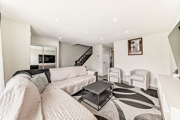 Calgary 3 bedrooms Duplex for rent. Property photo: 747522-2