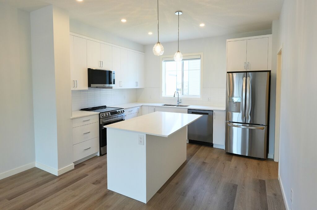 Calgary 3 + Den bedrooms Townhouse for rent. Property photo: 747628-1
