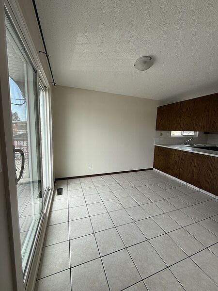 Calgary 3 bedrooms Fourplex for rent. Property photo: 747693-2