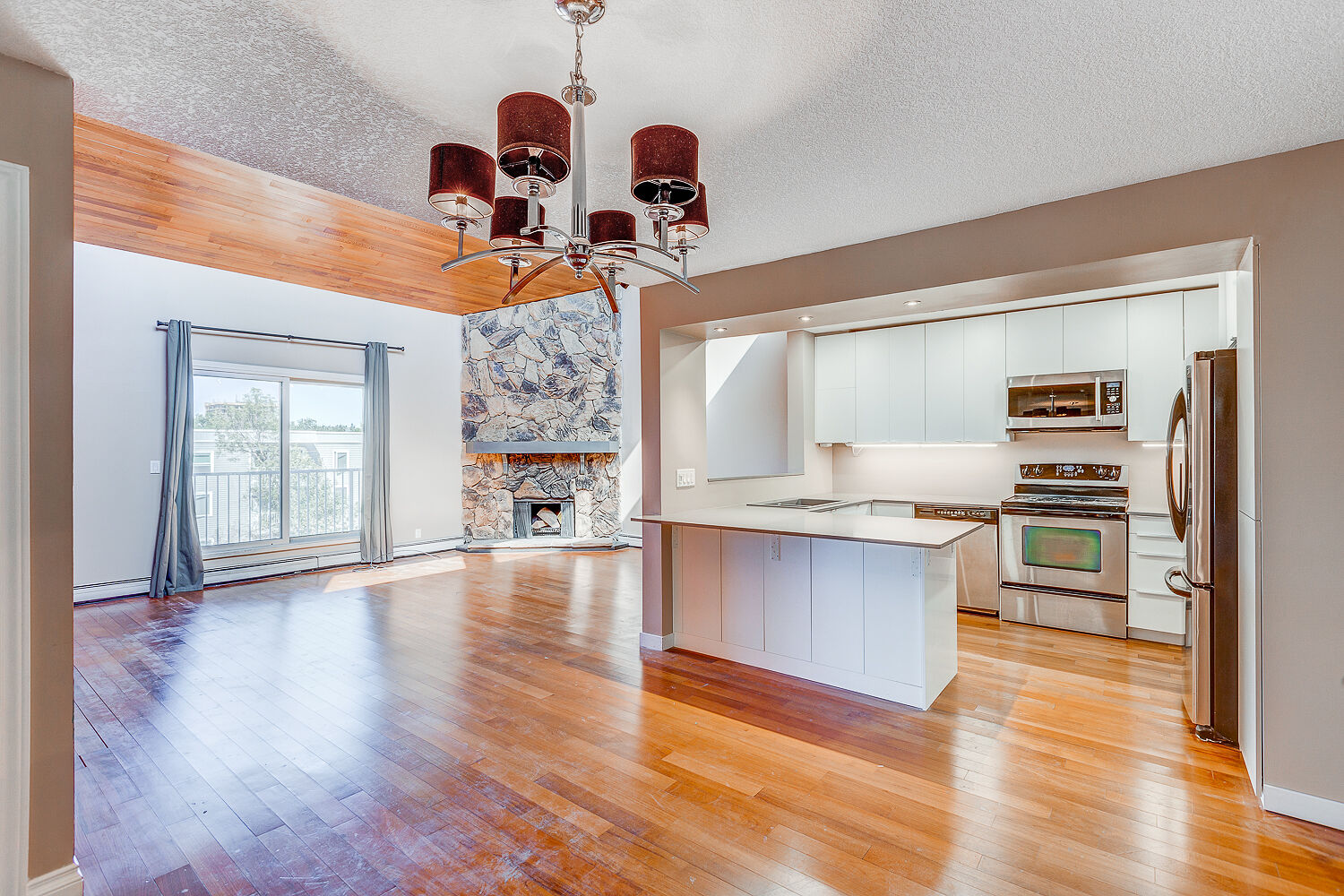 Calgary 2 bedrooms Condo Unit for rent. Property photo: 747730-1