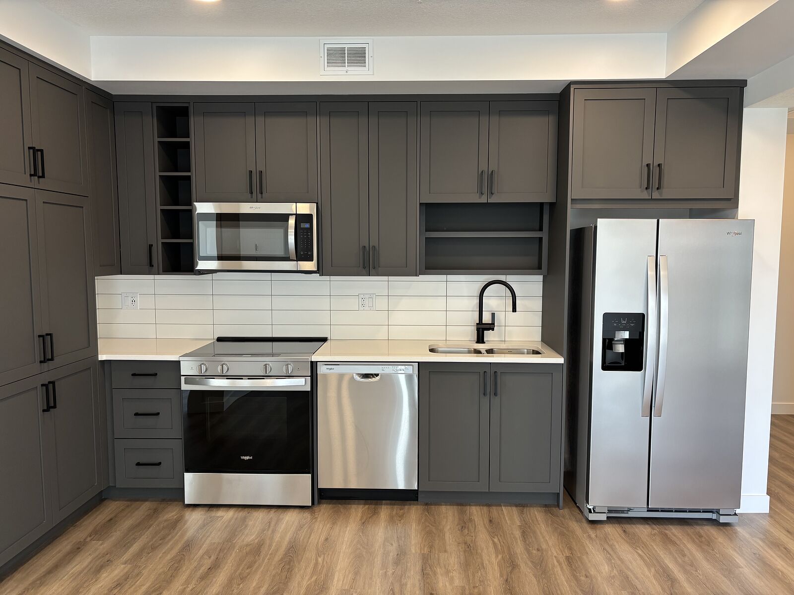 Calgary 2 bedrooms Condo Unit for rent. Property photo: 747833-1