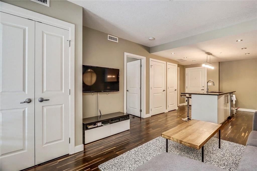 Calgary 1 bedroom Condo Unit for rent. Property photo: 747958-1