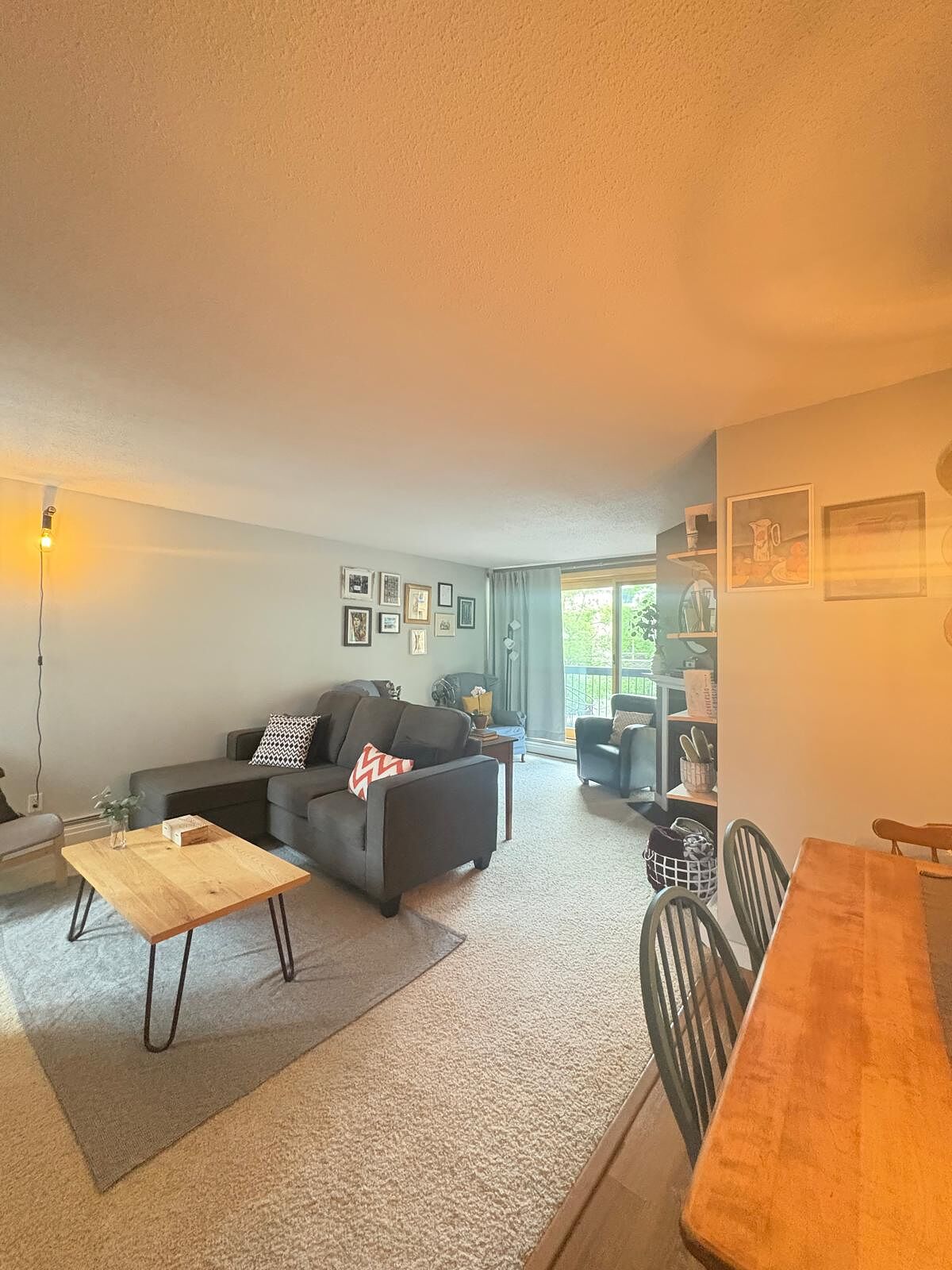 Calgary 2 bedrooms Condo Unit for rent. Property photo: 748139-1