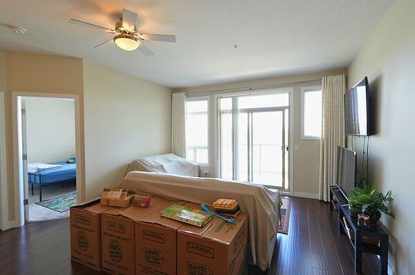 Calgary 2 + Den bedrooms Condo Unit for rent. Property photo: 748261-2