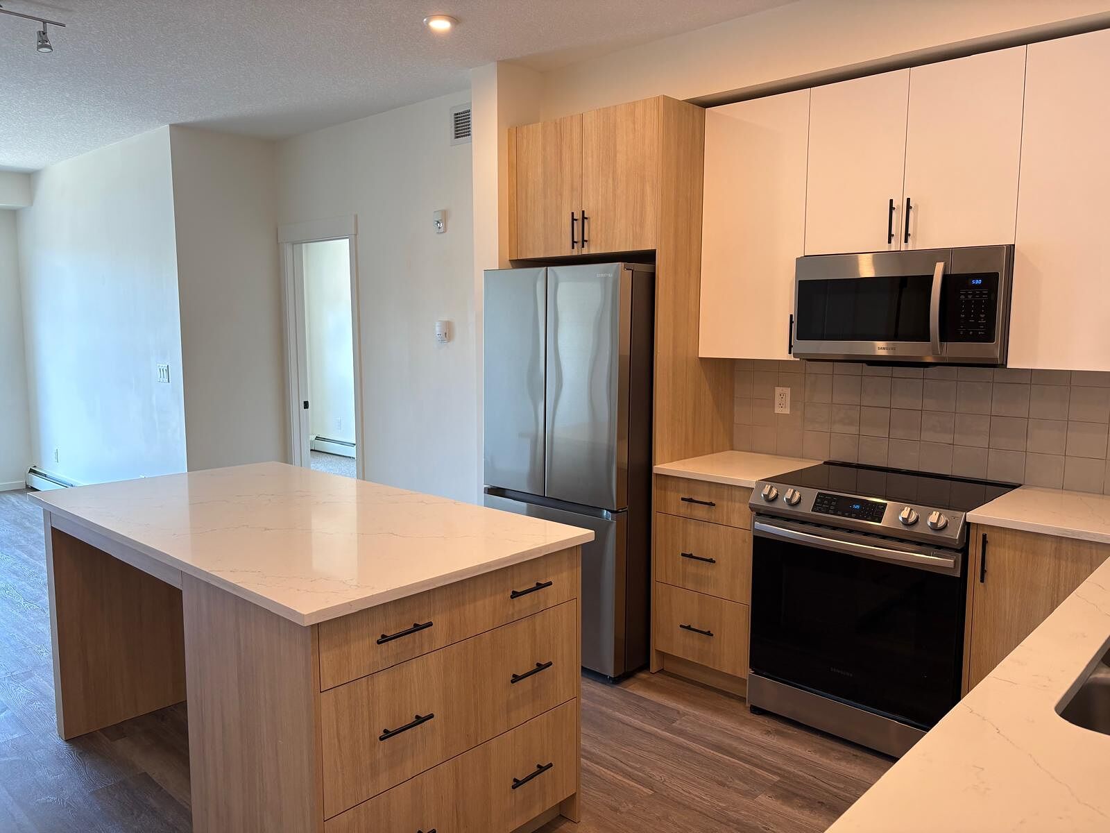 Calgary 3 bedrooms Condo Unit for rent. Property photo: 748364-1