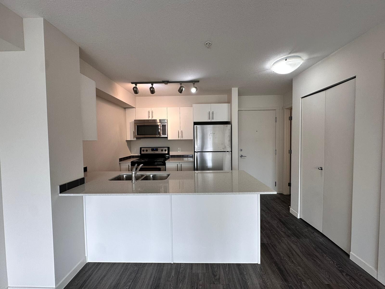 Calgary 1 bedroom Condo Unit for rent. Property photo: 748409-1