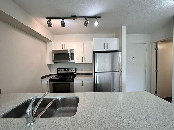 Calgary 1 bedroom Condo Unit for rent. Property photo: 748409-3