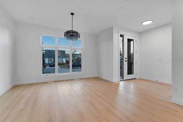 Calgary 3 bedrooms Duplex for rent. Property photo: 748482-2